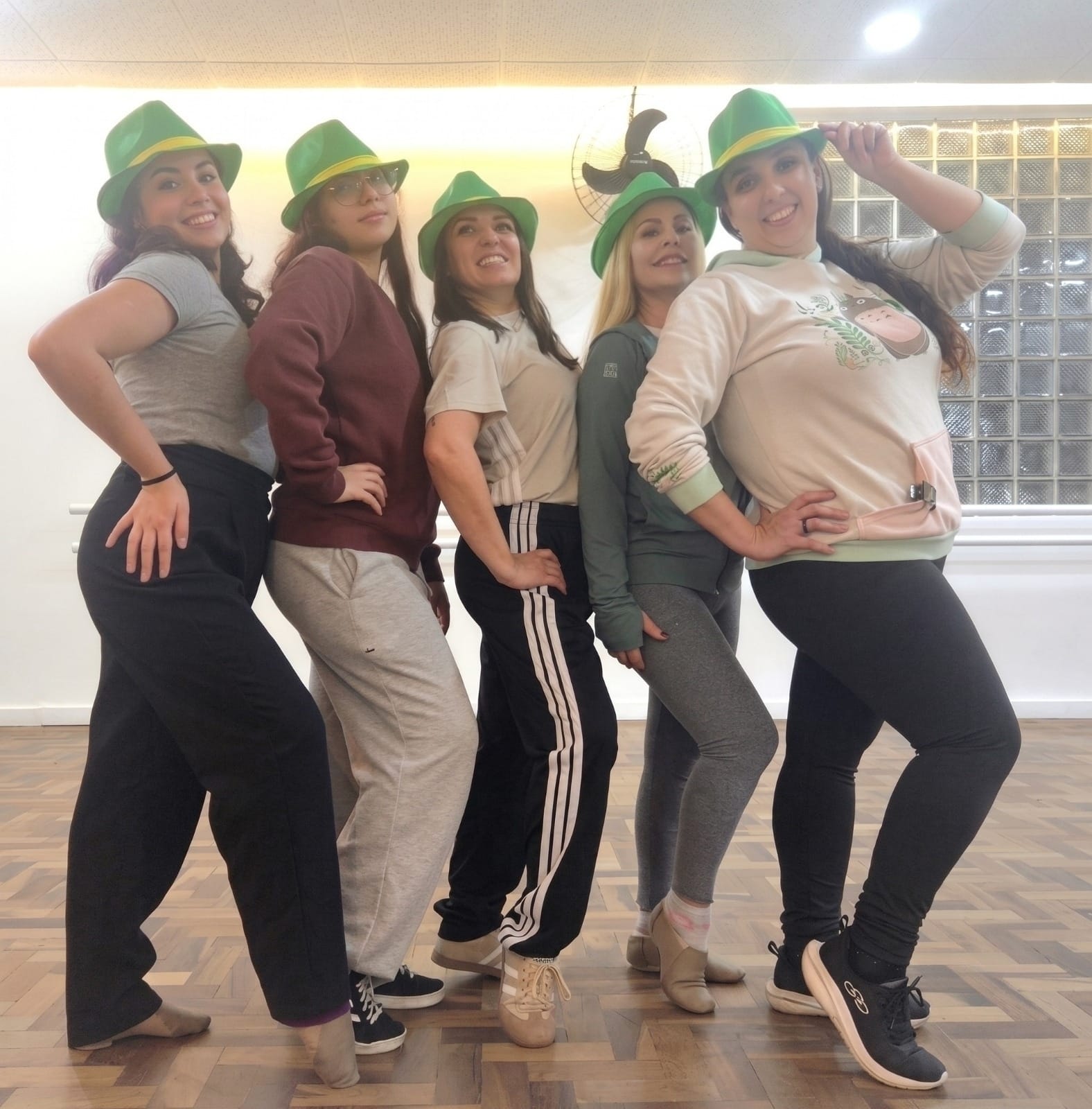 Mulheres dançando juntas na Chris Howes Dance